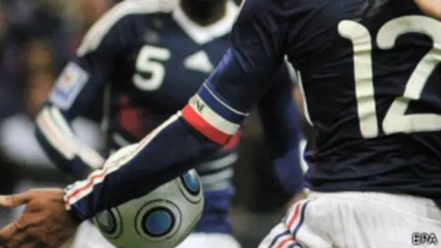 Penyerang timnas Prancis Thierry Henry mengaku sengaja memegang bola sehingga rekannya dapat mencetak gol.