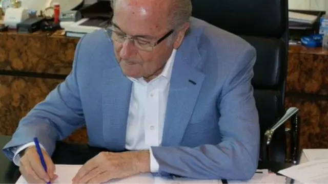 آقای بلاتر پنجشنبه عکسی از خود درحالی که "سخت روی اصلاحات کار می کند" منتشر کرد