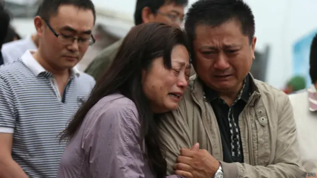 遇难者亲属在事故现场哭泣