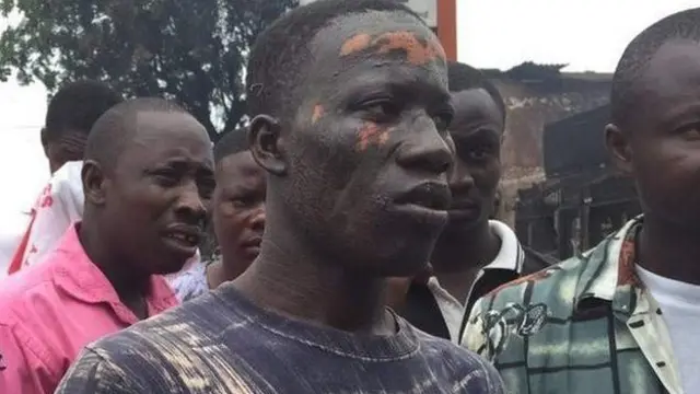 یو ژغورل شوی وايي، د اور لګېدو پرمهال د تېلو پمپ سره نژدې پخپل موټر کې ویده و