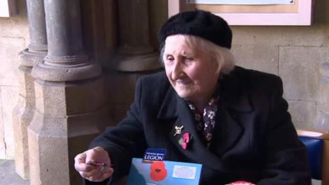 92歲的庫克是英國賣罌粟花籌款時間最長的人。英國首相卡梅倫在去年特別為她頒發「光亮之點」獎。