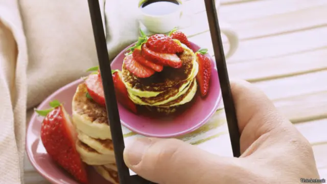 Foto con el celular de unas hamburguesas