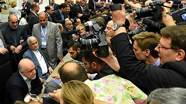 بیژن زنگنه که در جمع خبرنگاران در وین صحبت می کرد گفت که ایران از قیمت فعلی نفت "راضی نیست"