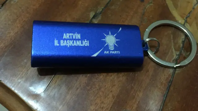 AKP'lilerin seçim kampanyası sırasında hediye olarak dağıttığı bir anahtarlık
