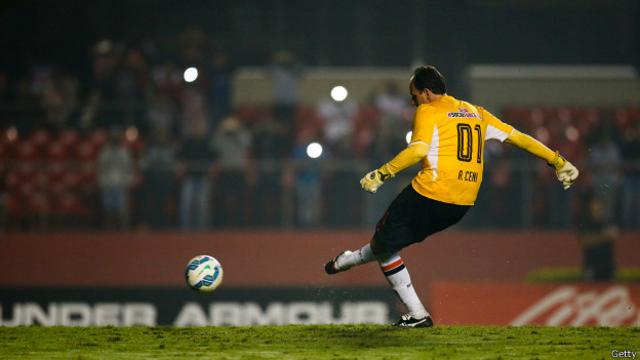 Una imagen que se ha repetido en más de un centenar de ocasiones, el brasileño Rogerio Ceni anotando un gol.