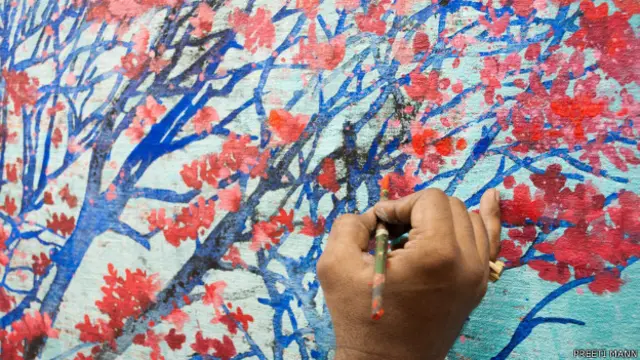 कई बार रंग अपने तरीके से खुद को बरतता है, अपनी पेंटिंग में रंग भरते हुए कलाकार.