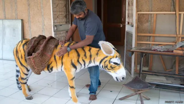 " वुंडेड टूल्स " स्कल्पचर के साथ ईरन्ना.