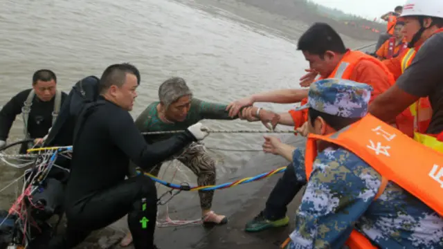 救援人員只從沉船內救出兩名倖存者。 