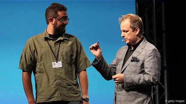 Фокусник Аполло Роббінс (справа) демонструє прийоми шахрайства на сцені