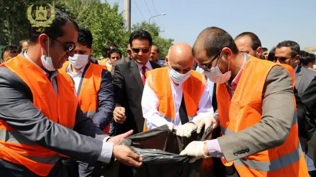 آقای غنی در برنامه جمع‌آوری زباله‌ها از سطح شهر کابل شرکت کرد