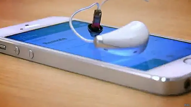 Audífono moderno vinculado a una aplicación de celular