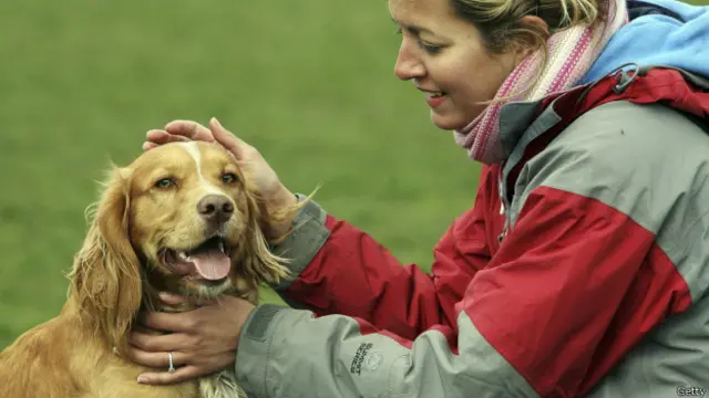 Acariciando a un perro