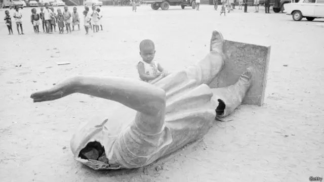 Un niño frente a una estatua derribada del mandatario ganés Kwame Nkrumah