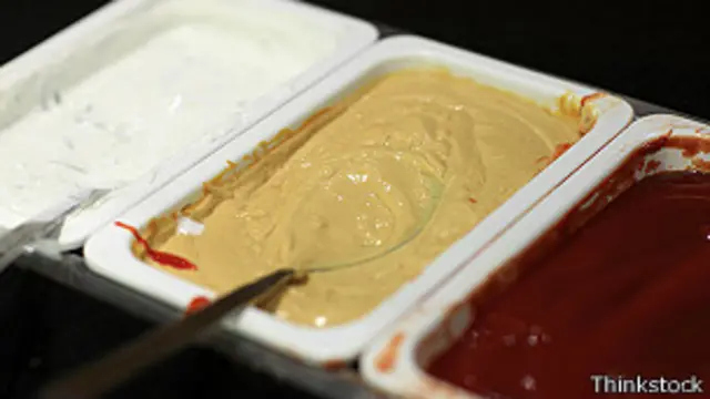 Envases con mayonesa, mostaza y salsa de tomate. 