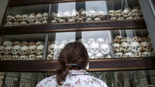 Una persona mira calaveras en un museo