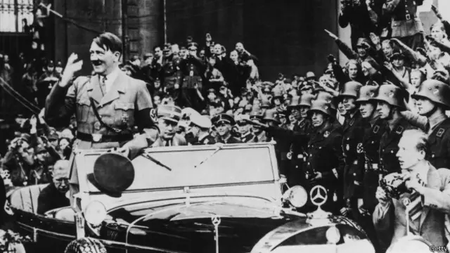 Hitler en un desfile