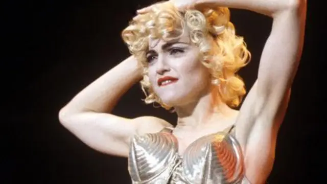 Madonna mặc áo nịt hình chóp nón là một trong những hình ảnh khó quên nhất của thập niên 90. (Rex Features)