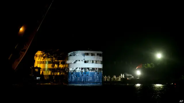 连夜搜救“东方之星”号