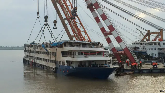 “东方之星”号出水