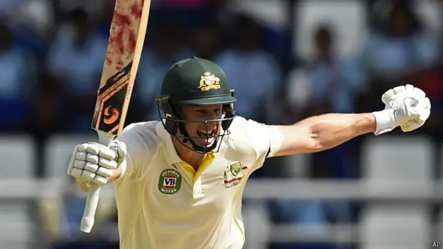 ایڈم ووجز نے ایک اینڈ سنبھالا لیکن دوسرے اینڈ سے وکٹیں گرتی رہیں