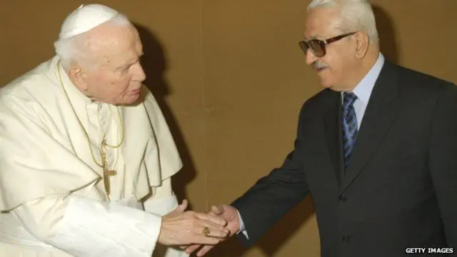  په ۲۰۰۳ کال پر عراق د امریکا له برید څو اونۍ مخکې طارق عزیز له دویم پاپ جان پال سره د سولې د خبرو پرمهال