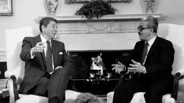 په ۱۹۸۴ کال کې طارق عزیز د امریکا له ولسمشر رونالډ ریګ سره په سپینه ماڼۍ کې د خبرو پرمهال