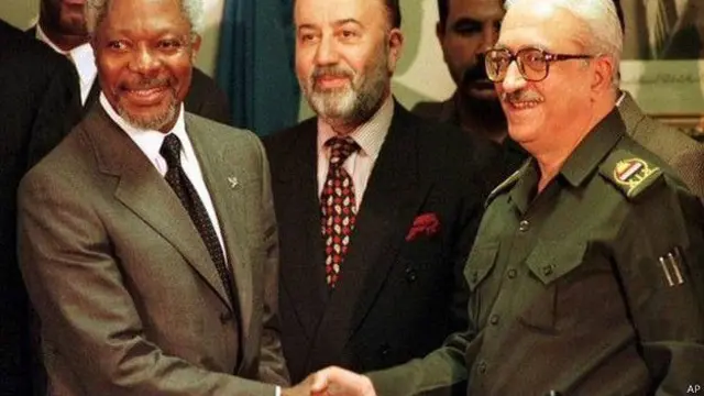 طارق عزیز په ۱۹۹۸ کال د ملګرو ملتونو له سرمنشي کوفي عنان سره 