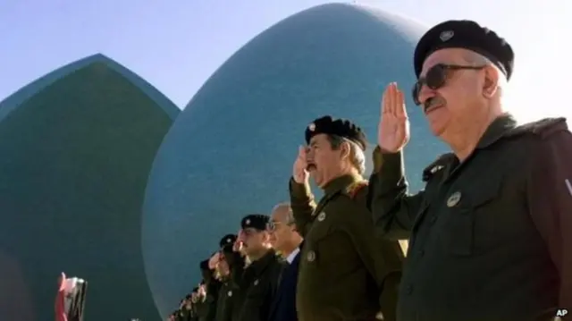 طارق عزیز (ښۍ خوا ته) د صدام حسین د نظام یوه وتلې څېره