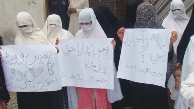  ضلع سوات کے علاقے چا رباغ سے تعلق رکھنے والے ان خواتین نے سنیچر کو سوات پریس کلب کے سامنے احتجاجی مظاہرہ کیا