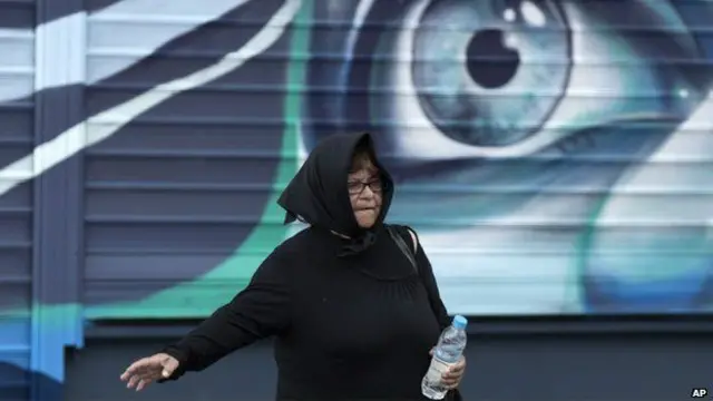 据希腊媒体报道，雅典的修改版改革方案中，希腊仍将保持三种税率：标准税率、低于标准税率的食品药物税率、更低的书本和酒店住宿税率，但准备将三种税率都提高。