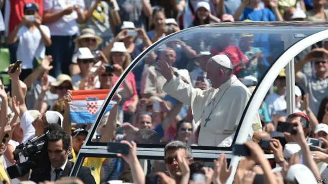 دهها هزار نفر در مراسم عشای ربانی شرکت کردند