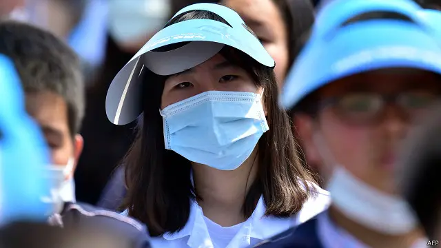 مردم با ماسک در خیابان‌ها رفت‌ و آمد می‌کنند و بسیاری از مدارس تعطیل شده است