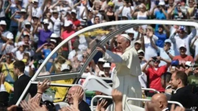 教宗方濟各受到波黑天主教徒的歡迎