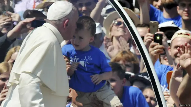 Папа римский на стадионе в Сараево