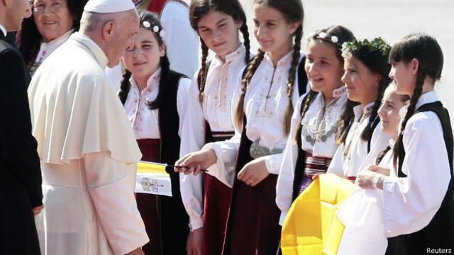Папа Франциск с боснийскими детьми