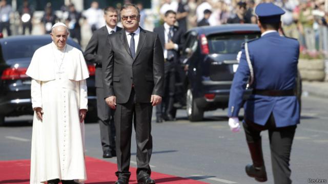 Папа Франциск на красной ковровой дорожке