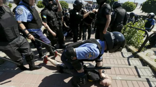 警察逮捕暴力分子