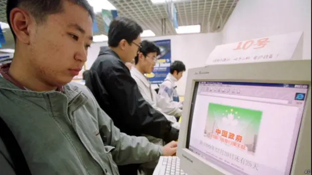 चीन में ऑनलाइन काम करता एक शख्स 