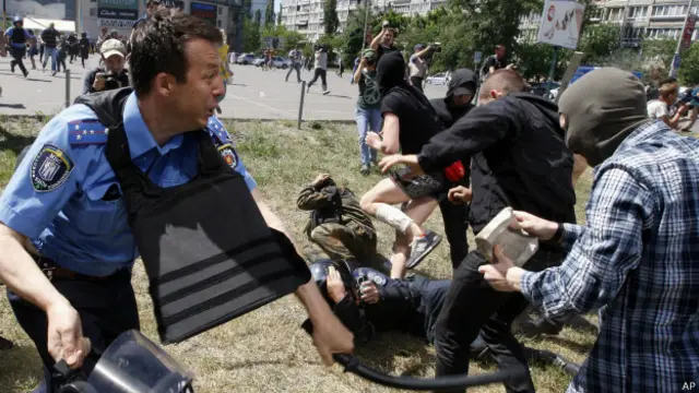 Столкновение милиции с противниками гей-парада