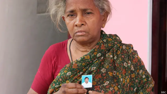 आंध्र प्रदेश की महिला अपने मृत बेटे की तस्वीर के साथ