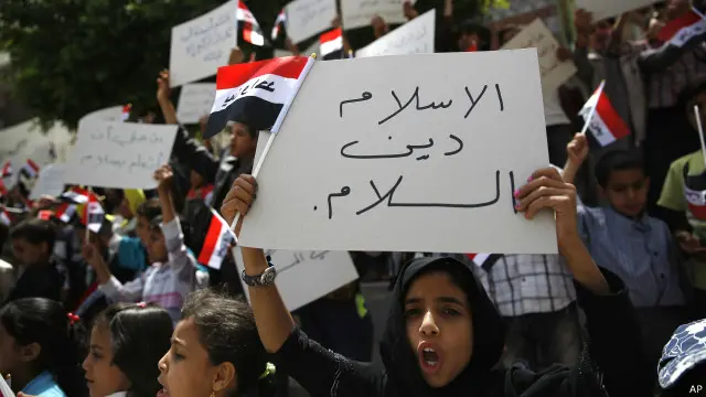 أطفال يمنيون يرددون هتافات ضد حملة الغارات الجوية التي تقودها السعودية داخل اليمن.