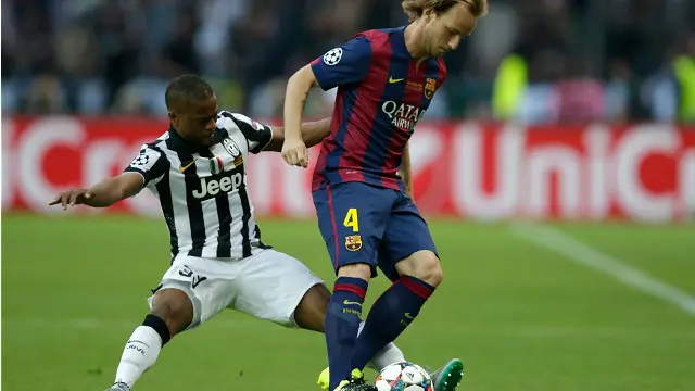 مڈ فیلڈر ریکوٹیچ نے میچ کےابتدائی منٹوں میں پہلا گول کے ٹیم بارسلونا کو برتری دلوائی