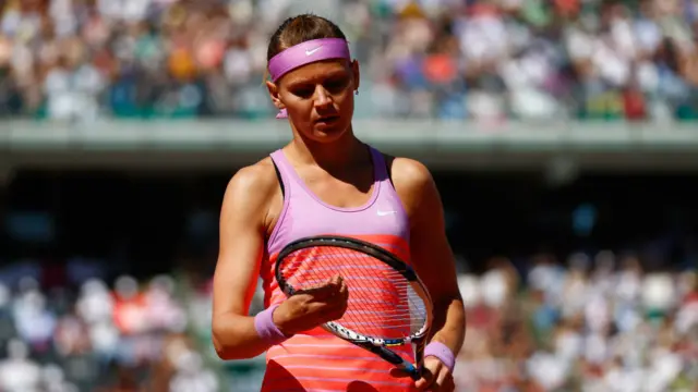 پہلے گرینڈ سلام ٹائٹل میں حصہ لینے والے لوسی  صفارووا نے سابق چیمپئن ماریا شراپوا کو ہرا کر فائنل کھیلنے کے لیے کوالیفائی کیا تھا۔