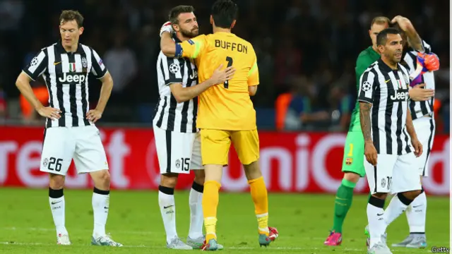 Андреа Барцальї та Джанлуїджі Буффон з "Ювентуса" втішають одне одного 