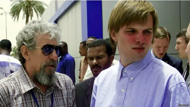 بدا الطياران بصحة جيدة عندما ظهرا امام الصحفيين في مطار العاصمة السودانية الخرطوم