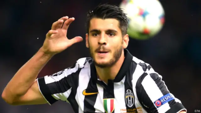 Альваро Мората ("Ювентус" после забитого гола в ворота "Барселоны" во время финального матча Лиги чемпионов 6 июня 2015 г.