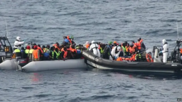 Моряки ирландского корабля "Лейтне" проводят операцию по спасению нелегальных мигрантов у берегов Ливии