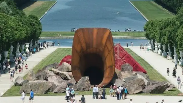 Patung raksasa vagina yang merupakan bagian dari suatu karya instalasi