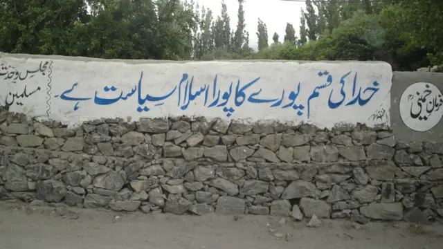 سکردو گلگت بلتستان کے سابق وزیرِاعلیٰ اور پاکستان پیپلز پارٹی کے امیدوار مہدی شاہ کا حلقۂ انتخاب ہے۔