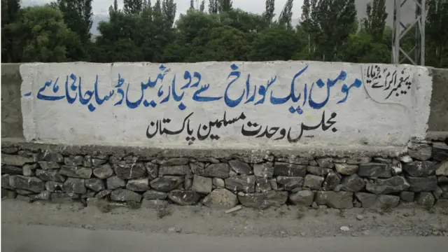 شاہراہِ قراقرم کو سکردو سے ملانے والی پُپیچ سڑک کی تعمیرِ نو اور خطے کو آئینی حقوق دلانے کے وعدے تمام سیاسی جماعتوں کی جانب سے کیے گئے ہیں